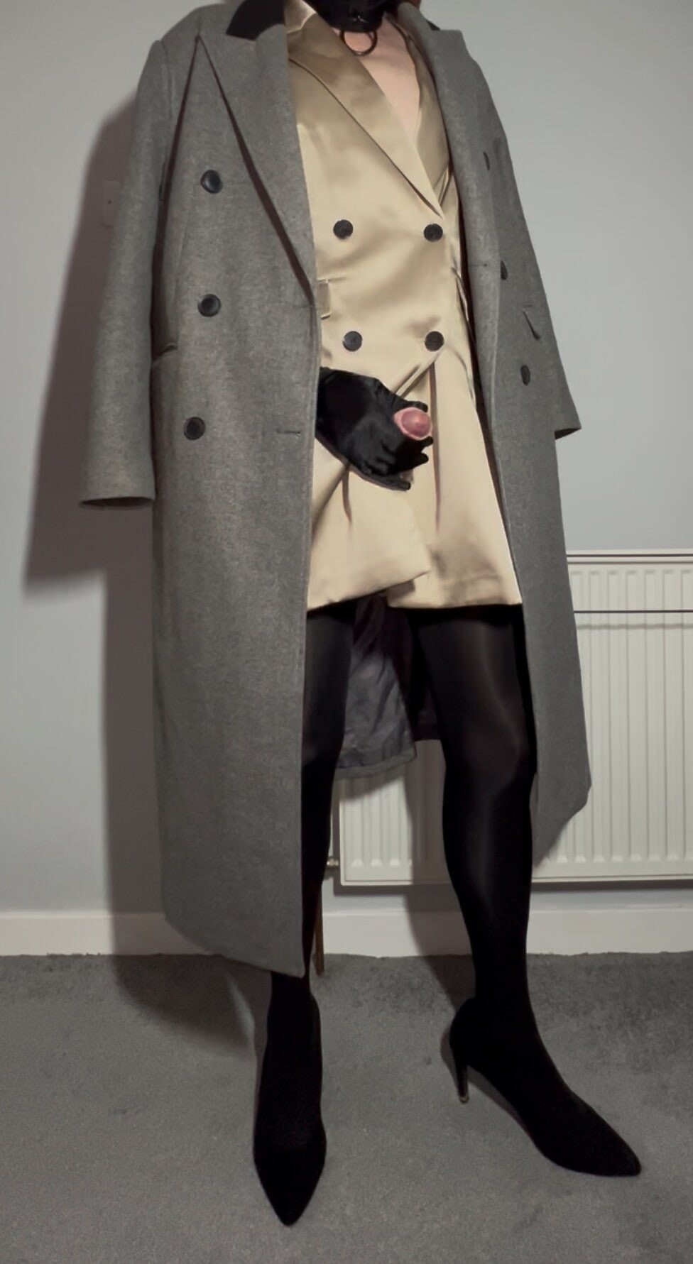 Sissy crossdresser prøver nye ting