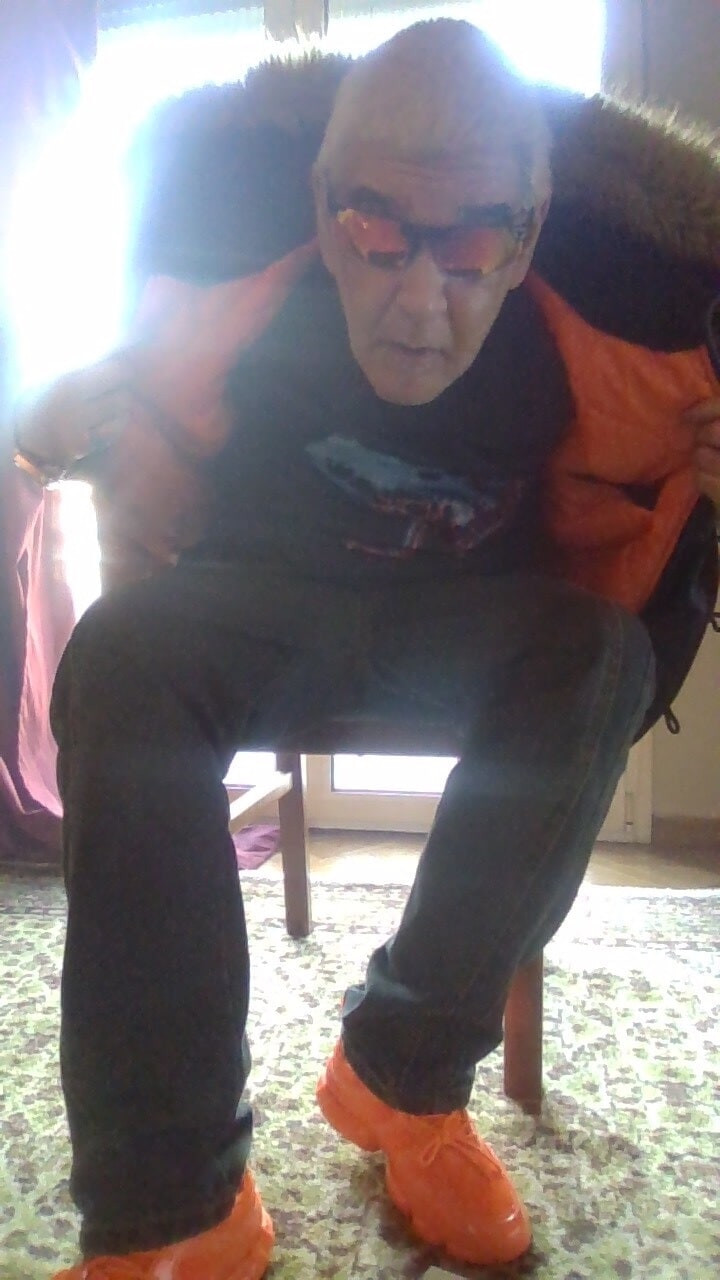 photo shoot, frog. no nude.