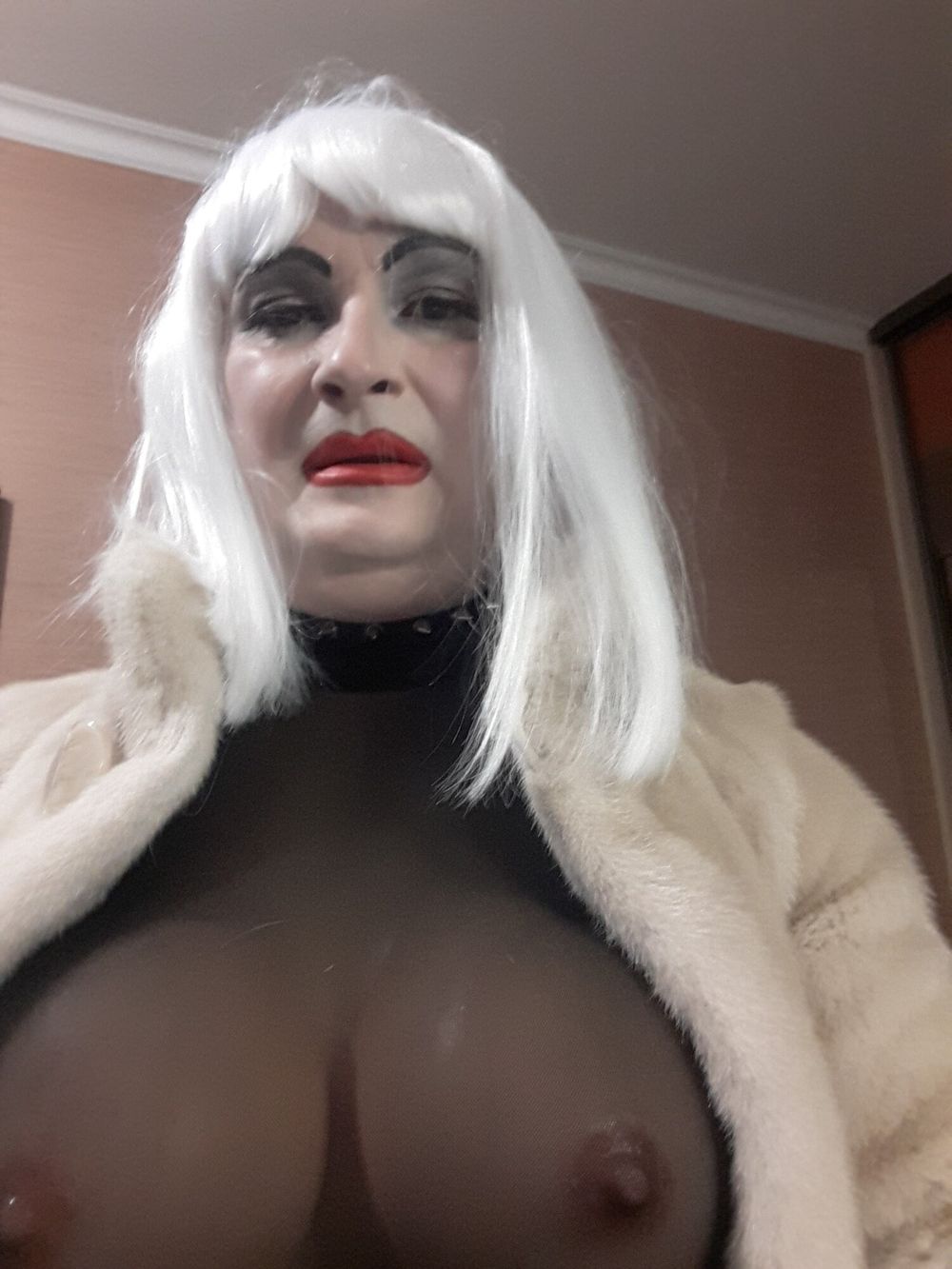 Mistress yvonne posing