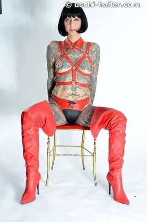 photo shoot with full body tattooed milf cleo         