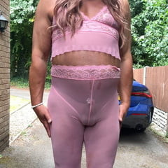 Pembe kıyafetli ve topuklu seksi travesti kellycd2022 