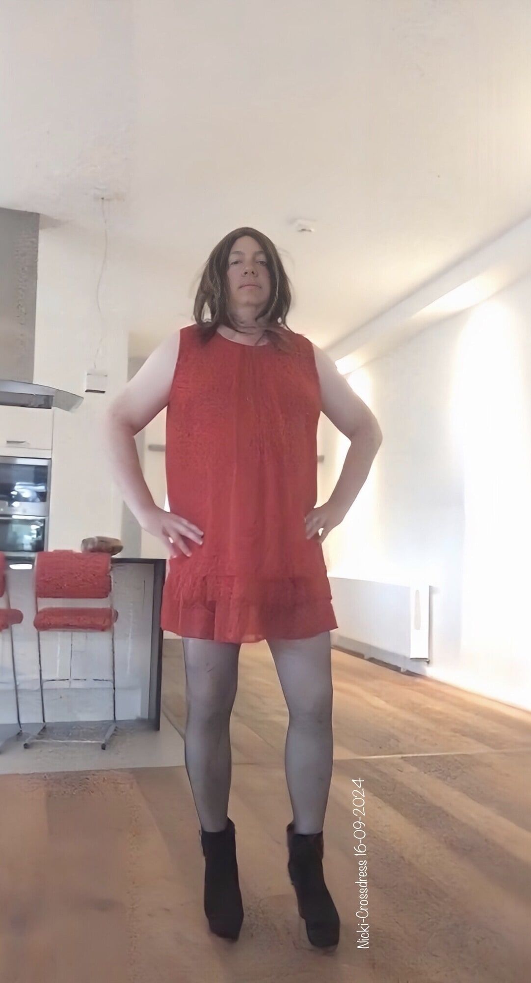 Seksi kırmızı şifon elbiseli nicki-crossdress