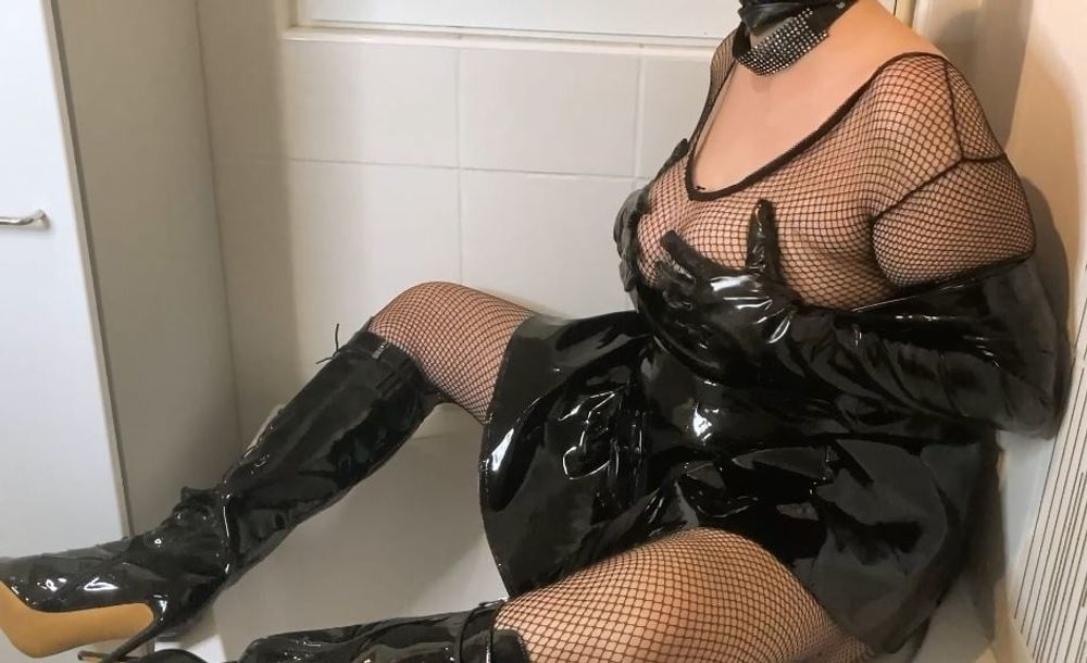 Fetish Pissing in Bathtub #13