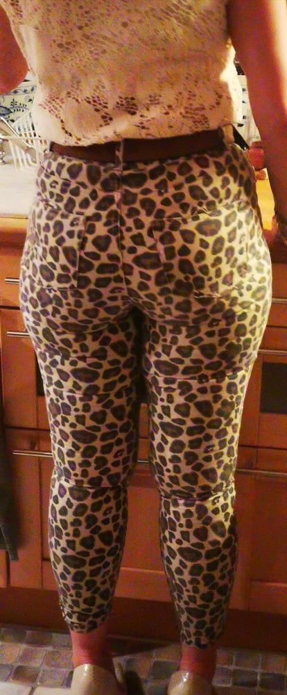 me in leopard leggins