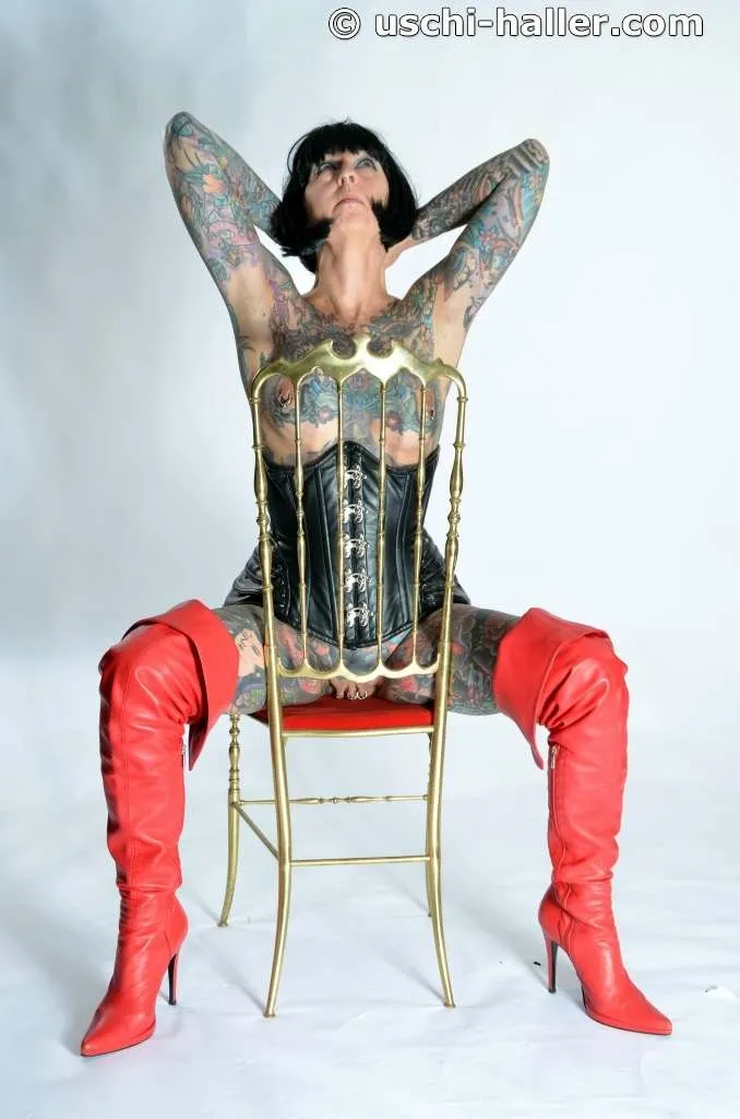 Photo shoot with full body tattooed MILF Cleo - 2