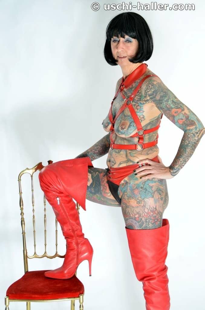 Photo shoot with full body tattooed MILF Cleo #8