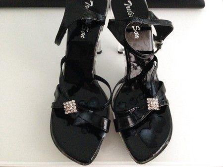 black sandals cum