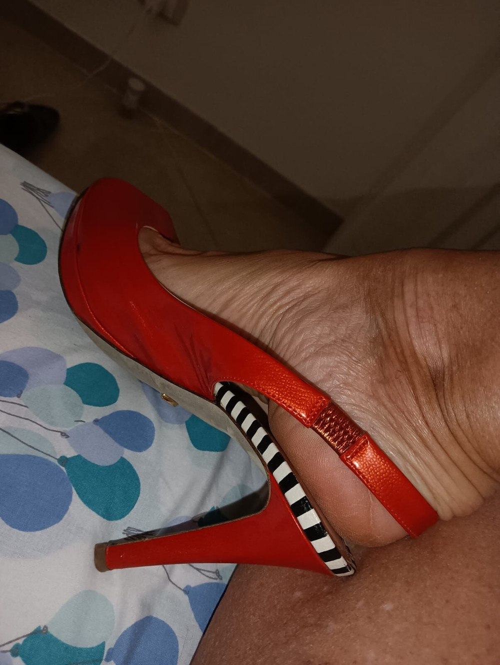 Red shoes o black shoes 