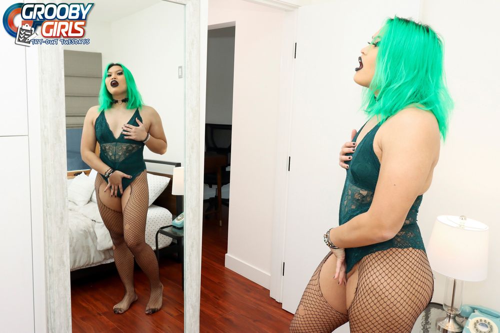 GROOBYGIRLS: First Timer Genesis Green