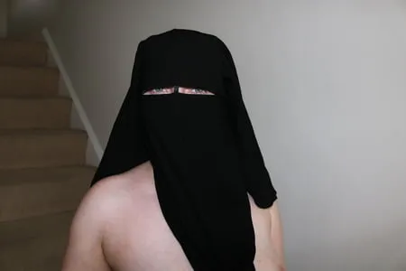 niqab wife posing nude in strappy high heels         