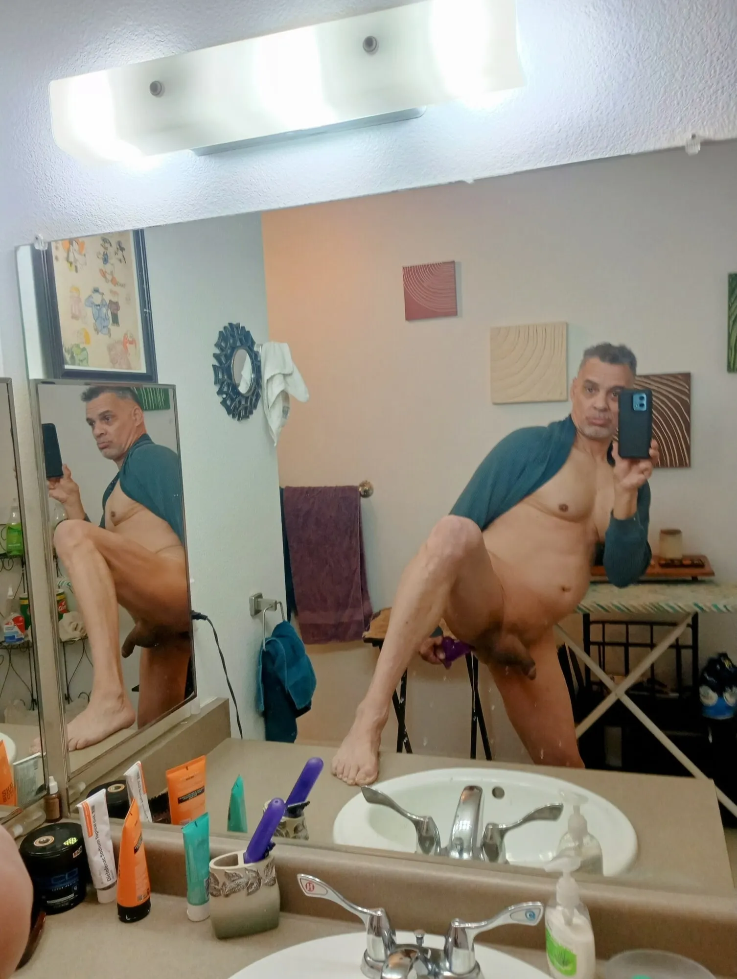 Mirror captures Watchim Buttfucking Himself with Big PurplP