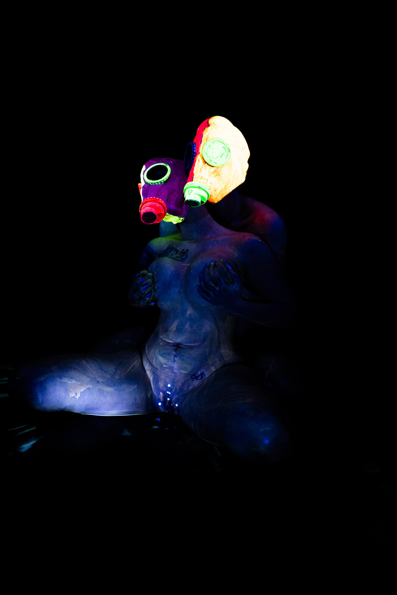 Hinter den kulissen neongirl auf mädchen