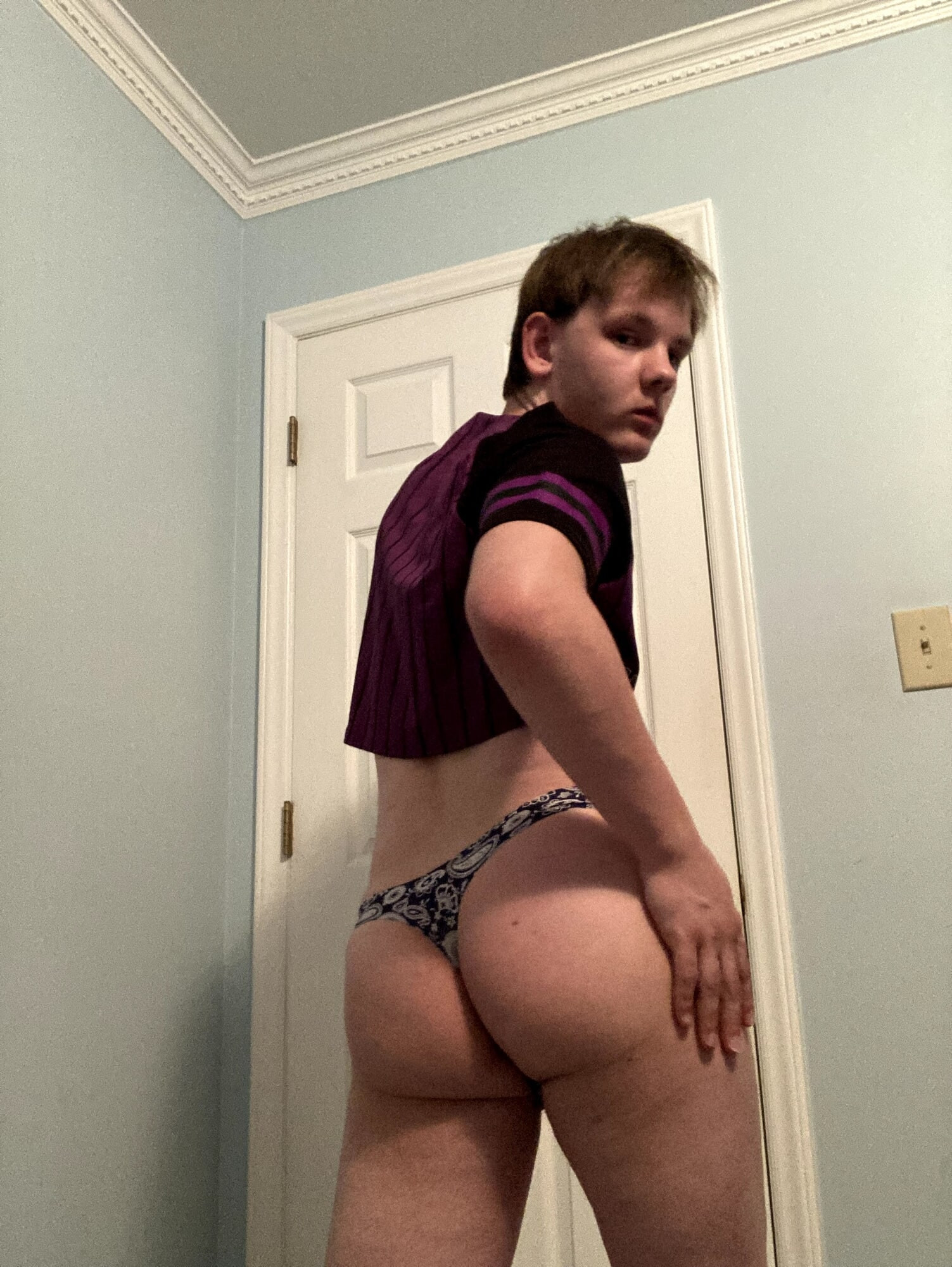 Oğlan gösteriş yapıyor