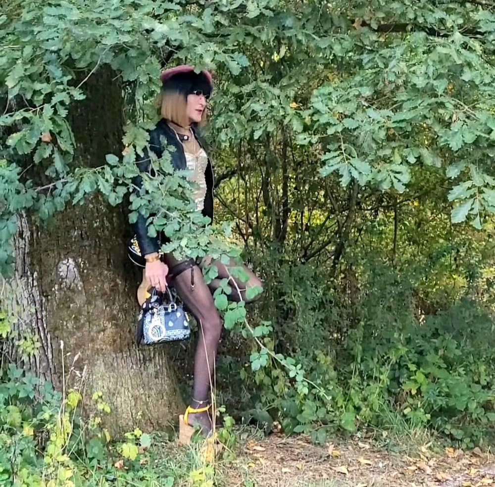 ExhiB🚗P U B L I C en Pute sur un Parking en Foret #8