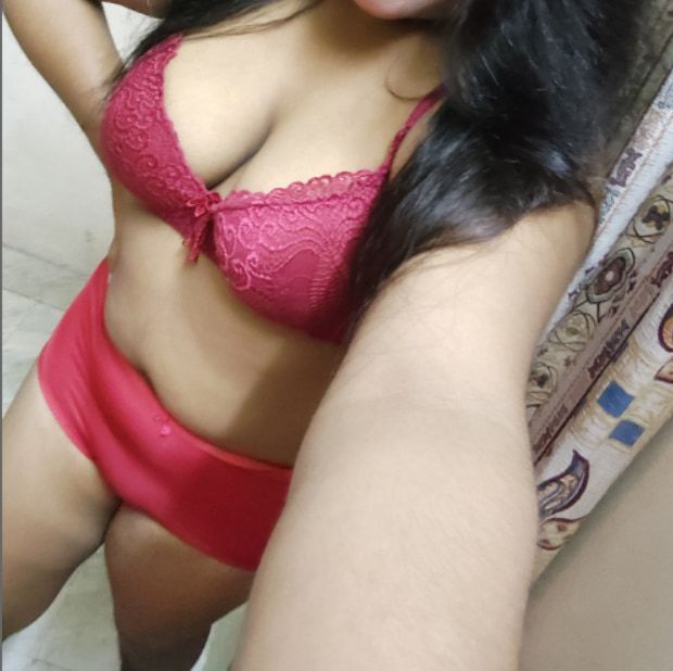 Mostré mi cuerpo usando un sujetador rojo y bragas.