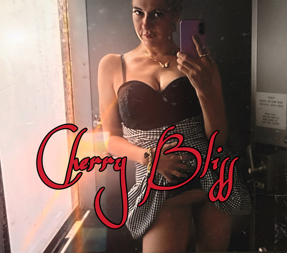 Cherry Knoxx Exposes It All – On A Train Ride #2