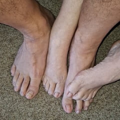 炫耀我们未抛光的脚趾