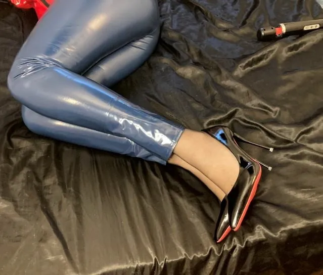 Blue Leggings and Pumps Masturbation