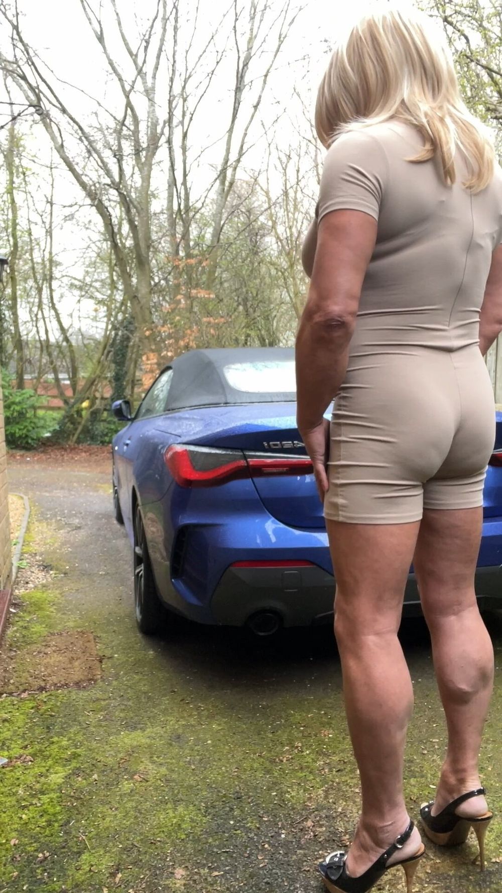 Amateur crossdresser Kellycd2022 sexy milf pissing outdoors #15