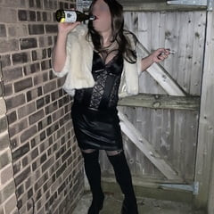 SuzieXXXワインのブーツとヒールでからかう