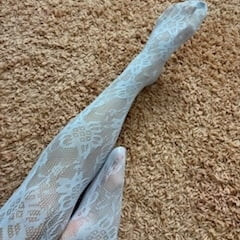 穿着可爱的黑色丝袜和高跟鞋的苗条长腿