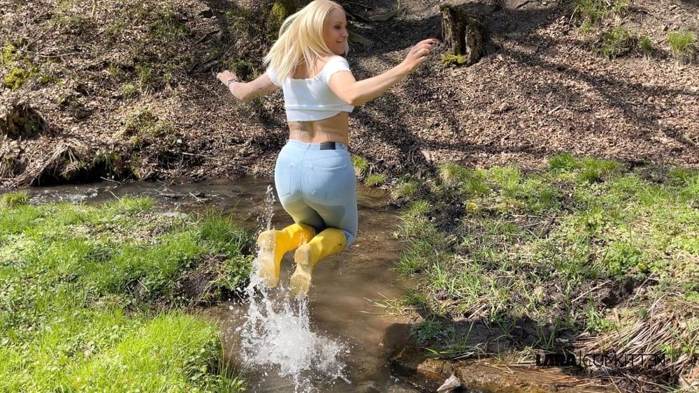 Lara CumKitten - JEANS PISS im Schlamm