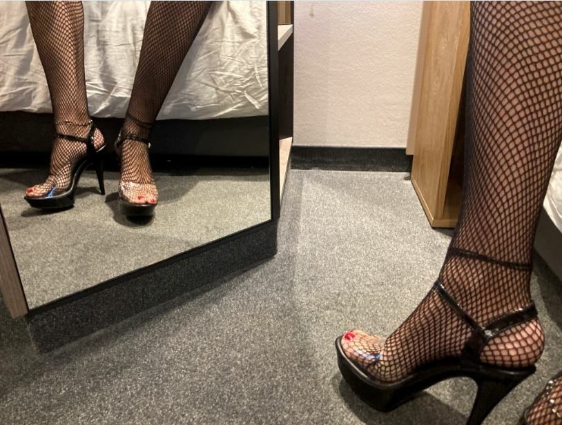 Pissing in Fishnet Pantyhose on Gloves #7