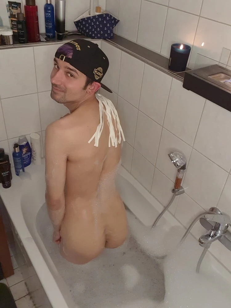 Who comes with me in the tub? #9