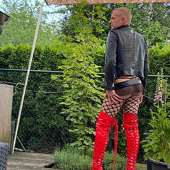 Rote Lackoverknees