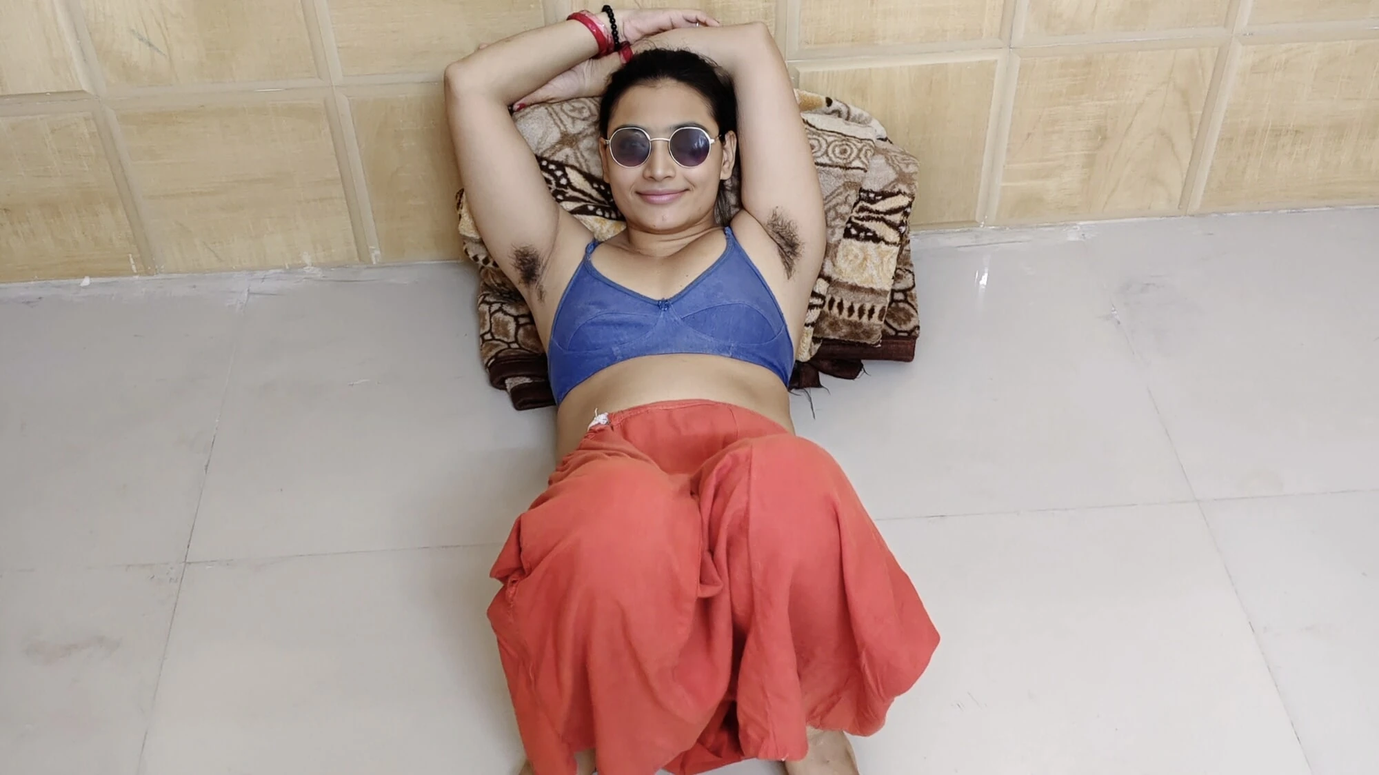 Ladki Ne Apne Chote Bhai Se Bagal ke Baal Utarvaye 