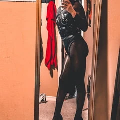 BDSM 옷을 입은 크로스드레서 