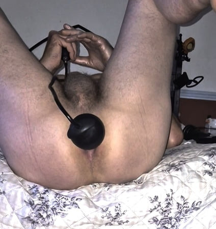 Ragazzo etero gioca con il culo da solo 