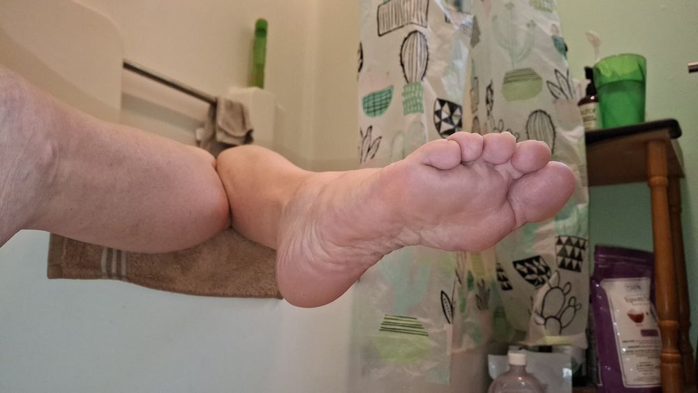 Showing off her soles and toes in the bath #20