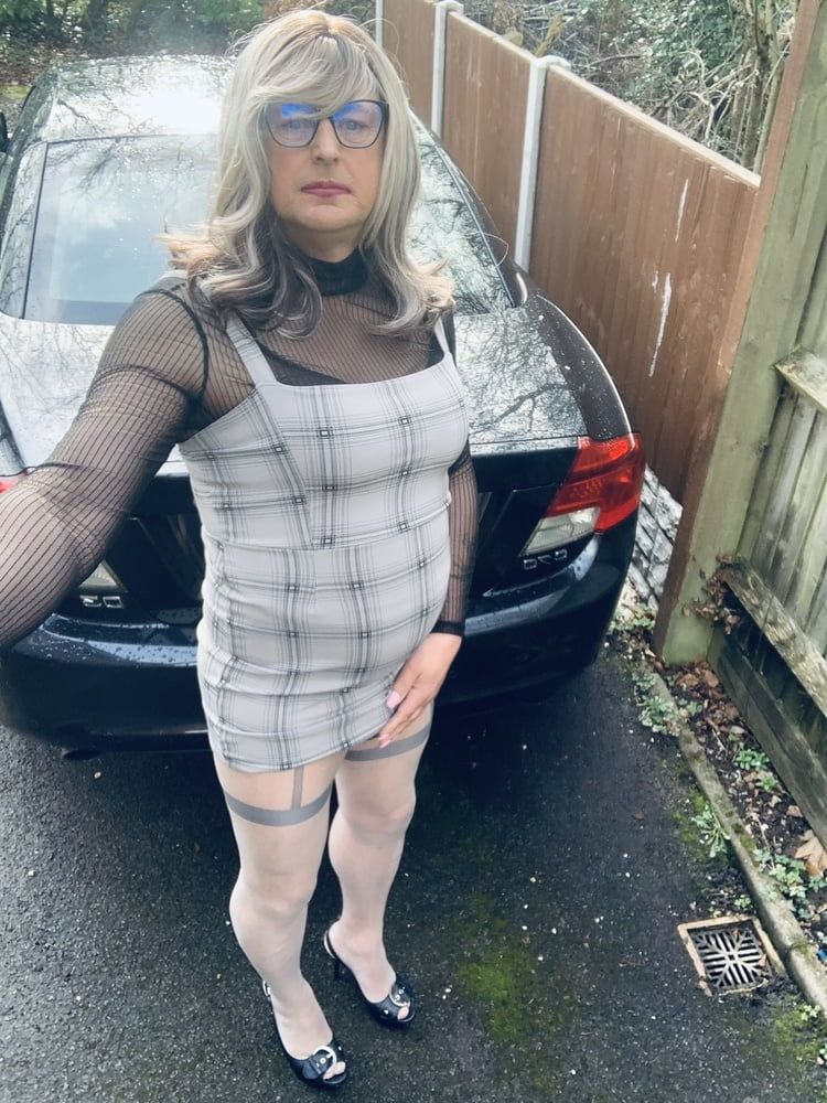Amateur crossdresser Kelly cd in grey dress silver pantyhos 