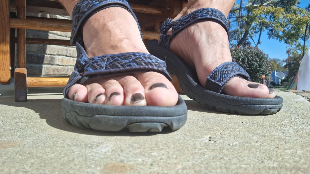 My feet and Pedicured toes #29