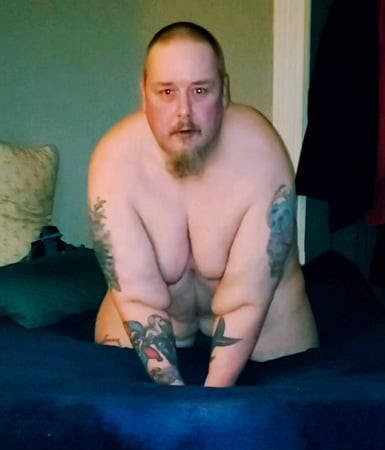 Superchub showing off titts and ass
