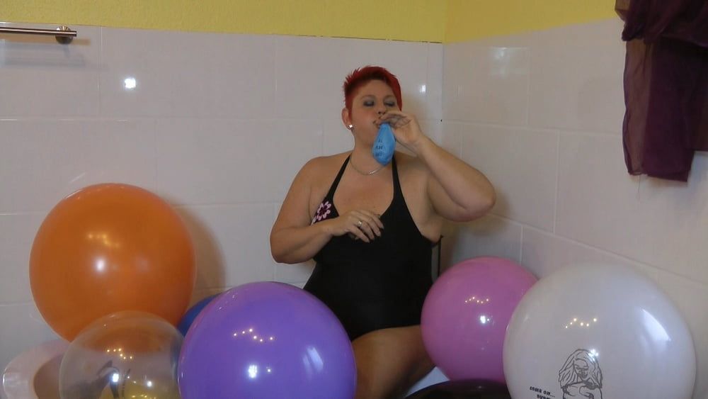 Balloon session in the tub #9