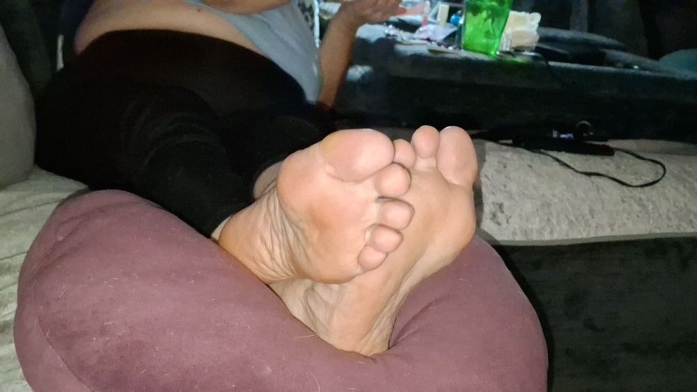 Girlfriends barefoot tease #15