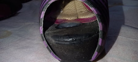 DELICIOSAS Y APRETADAS ZAPATILLAS MORADAS DE LA AMIGA MARII 