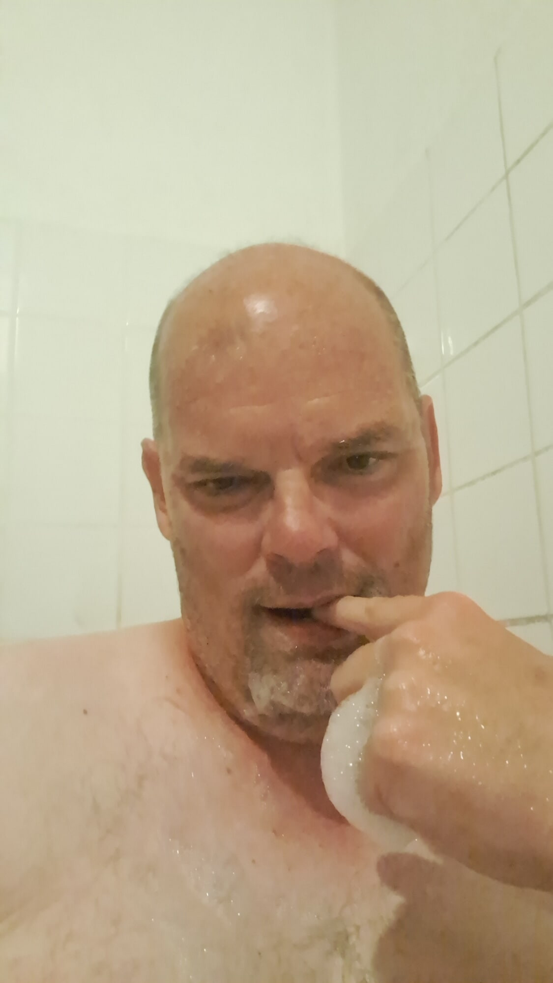 Eine Schlampe in der Badewanne 