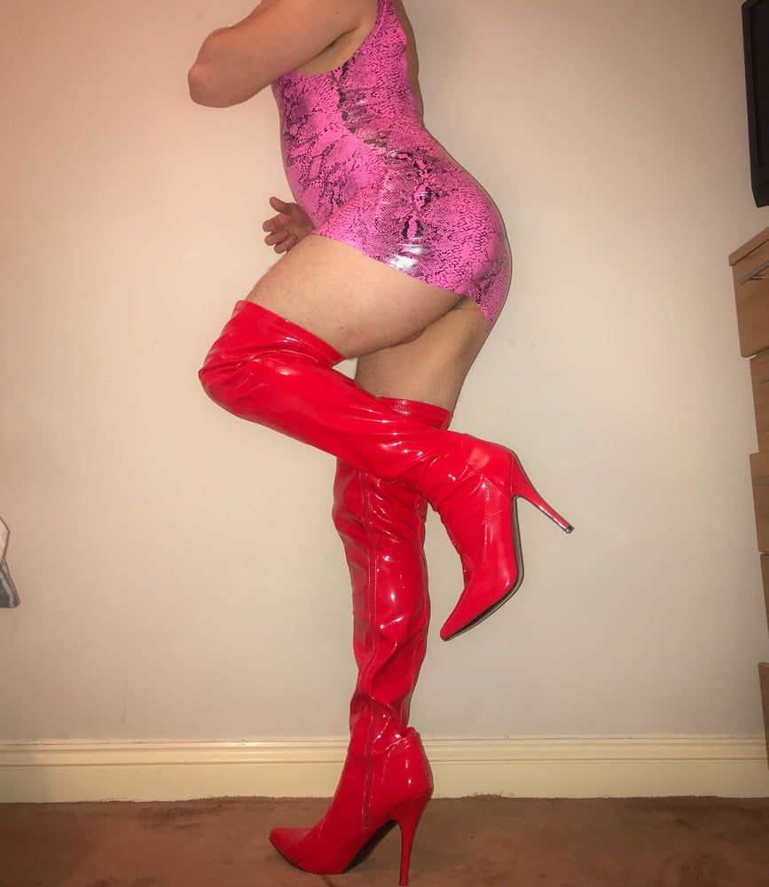 Pink vinyl PVC snakeskin dress with red Latex boots   #40