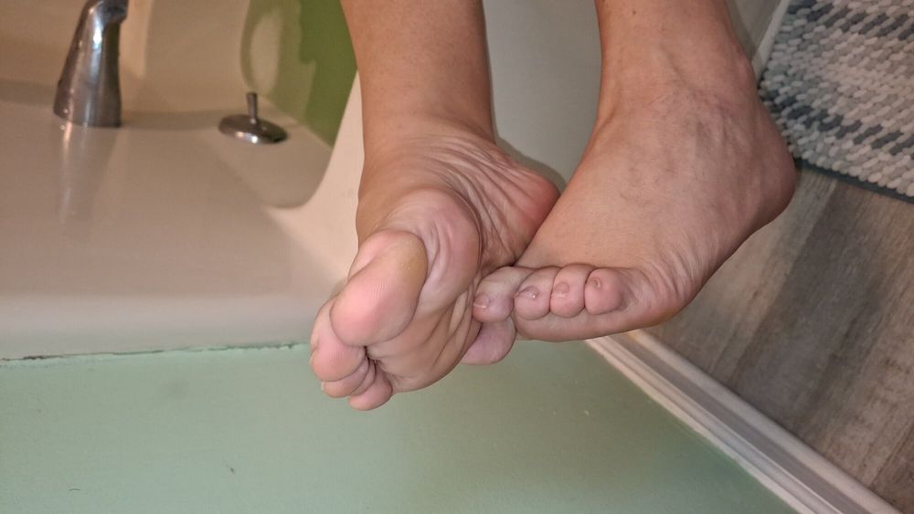 Showing off her soles and toes in the bath #8