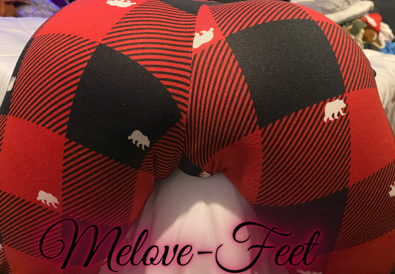 Melove Small Ass in red and Black pants