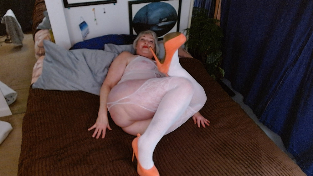 Vintage Vixen DawnSkye showing off her lovely curves #14