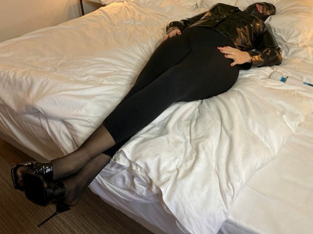 Black Mules and Leggings Masturbation