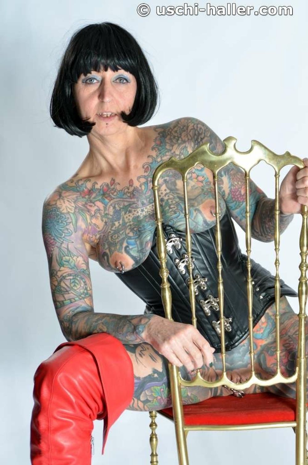 Photo shoot with full body tattooed MILF Cleo - 2 #18