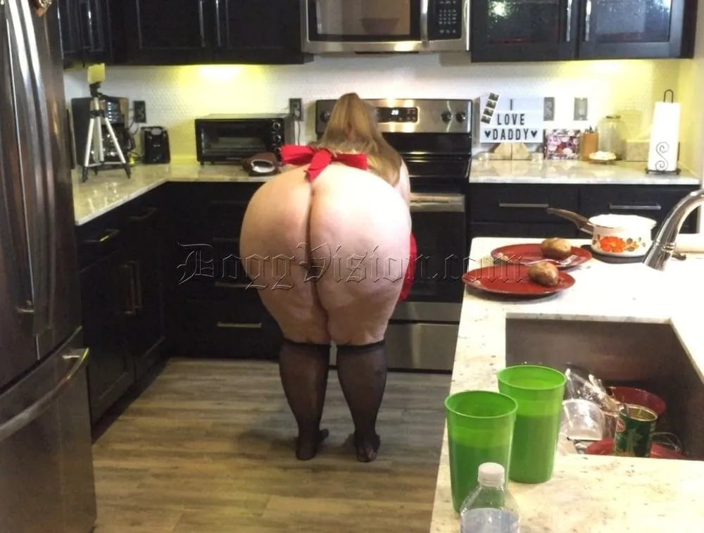 Big Booty Blonde BBW Cooking Show