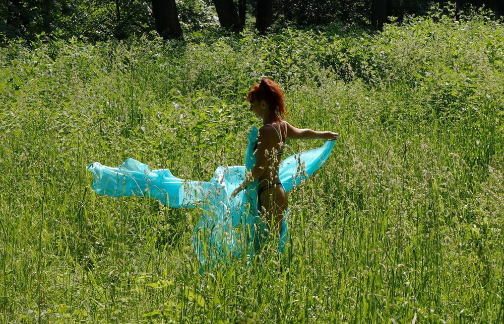  Game with a green cloth in the wind