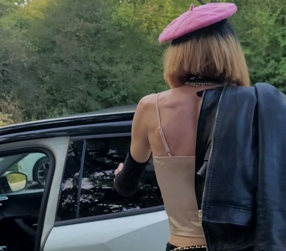 ExhiB🚗P U B L I C en Pute sur un Parking en Foret #53