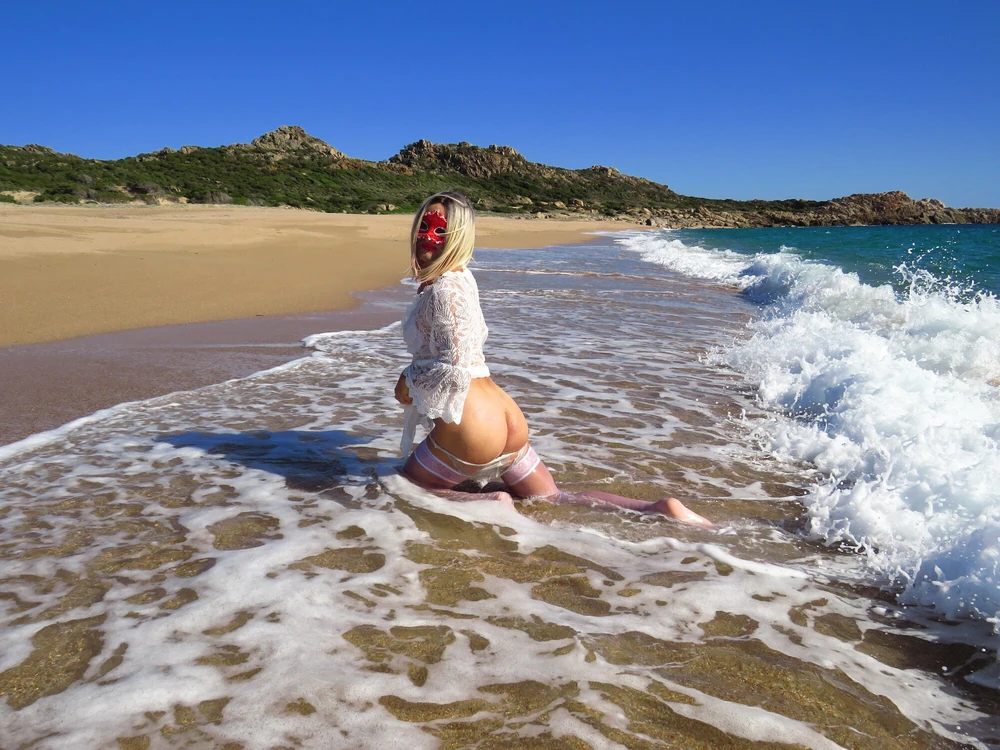 Sexy MILF Blonde shows off her ass on the beach. #5